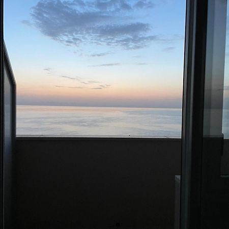 雷卡纳蒂港Il Balcone Sul Mare公寓 外观 照片